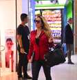 Danielle Winits não deixou a vaidade de lado ao escolher uma bota de salto alto com blazer e calça preta justa para encarar a viagem  Foto: Willian Oda / AgNews