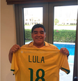 Diego Maradona exibe camisa da Seleção brasileira com o nome de Lula e o número 18  Foto: Facebook/Reprodução