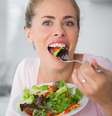 Quando a saliva se encontra reduzida ou mais viscosa do que o normal, aumenta a possibilidade de se criar uma barreira na língua que dificulta o contato dos alimentos com as papilas gustativas  Foto: wavebreakmedia / Shutterstock