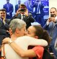 Feliciano e Bolsonaro assistem 'beijaço'  Foto: Lula Marques/ Agência PT