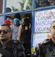 Policiais militares fazem a proteção do prédio    Foto: Agência Brasil