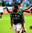 Cleiton Xavier, que tinha acabado de entrar no time vindo do banco de reservas, comemora o gol que garantiu a vitória do Palmeiras no clássico contra o Corinthians, na Allianz Arena  Foto: Sergio Barzaghi / Gazeta Press