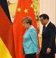 A chanceler alemã Angela Merkel ao lado do primeiro-ministro chinês Li Keqiang.   Foto: EFE