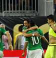 Jogadores do México comemoram gol no final da partida sobre a Venezuela  Foto: EFE