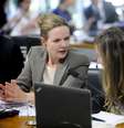 Senadoras Gleisi Hoffmann (PT-PR) e Vanessa Grazziotin (PCdoB-AM).  Foto: Marcos Oliveira/Agência Senado
