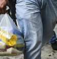Pessoas ficam de olho nas sacolas levadas pela rua para saber onde achar certos produtos  Foto: Getty / BBC News Brasil