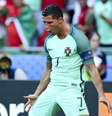 Cristiano Ronaldo comemora o segundo gol marcado contra a Hungria na última rodada da fase de grupos da Eurocopa  Foto: EFE