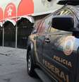 Oito homens armados do Grupo de Pronta Intervenção da Polícia Federal fazem a segurança do lado de fora da sede do prédio, auxiliados por policiais militares.   Foto: Rovena Rosa/Agência Brasil/Fotos Públicas