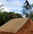 Ciclista salta em rampa construída pelos próprios moradores em parque no Itaim Paulista  Foto: Felipe Souza / BBC News Brasil