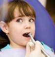 É obrigação dos pais se conscientizar de que a associação de dentista e dor é coisa do passado e evitar que seus medos sejam perpetuados para os pequenos  Foto: Ermolaev Alexander / Shutterstock