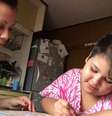 Arianne e a filha Hayenne, que ainda não pode frequentar a escola por causa do diagnóstico  Foto: Arquivo Pessoal / BBCBrasil.com