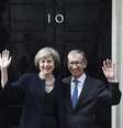 A nova primeira-ministra britânica, Theresa May, e seu marido Philip, saúdam os repórteres em sua chegada à residência oficial, no número 10 da Downing Street.  Foto: EFE