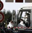 Investigadores examinam caminhão usado em ataque na cidade de Nice, na França  Foto: EFE