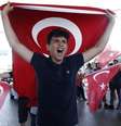 Apoiadores do presidente turco Recep Erdogan vão às ruas de Istambul com bandeiras do país, para comemorar a derrota de uma tentativa de golpe militar  Foto: Agência Brasil