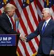 O candidato Donald Trump apresenta o vice, Mike Pence, na chapa que disputará as eleições norte-americanas  Foto: Agência Brasil
