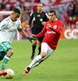 Gabriel Jesus tenta abrir espaço na marcação colorada  Foto: Gazeta Press