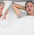 O ronco pode ter várias causas diferentes, esse a coisa for mais complexa, o uso dessa faixa pode até ser perigoso para a sua saúde  Foto: wavebreakmedia / Shutterstock