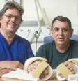 O cirurgião plástico Simon Kay, do Hospital Geral de Leeds, com King  Foto: Leeds Teaching Hospitals NHS Trust