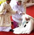 Papa Francisco cai durante celebração na Polônia  Foto: EFE
