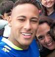 Neymar tirou uma selfie com Lucas e sua mãe após treino da Seleção Olímpica, em Teresópolis (RJ)  Foto: Arquivo pessoal/Isabel Pereira Leite
