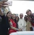 Sempre simpático, o papa Francisco tirou selfies com jovens que encontrava na Jornada Mundial da Juventude, na Polônia  Foto: EFE