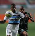 O atacante Bolaños, do Grêmio  Foto: Cristiane Mattos/Futura Press