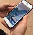 No Pokémon Go, os jogadores usam os celulares para “procurar” os personagens pokémons  Foto: Agência Brasil