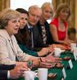 Theresa May, primeira-ministra do Reino Unido, conversa com representantes de pequenas empresas em Londres  Foto: Getty Images