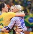 Brasileiras Eduarda Taleska, Barbara Arenhart e Mayssa Raquel Pessoa comemoram após a vitória do Handebol feminino contra a Noruega na Olimpíada Rio 2016  Foto:  MARIJAN MURAT / EFE
