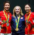 Virginia Thrasher dos EUA posou com sua medalha de ouro no pódio   Foto: VALDRIN XHEMAJ / Getty Images