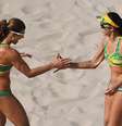 Larissa e Talita fazem bonito no vôlei de praia  Foto: Shaun Botterill / Getty Images