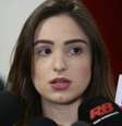 A estudante de jornalismo Patrícia Lélis, que denunciou o deputado Marco Feliciano por tentativa de estupro e agressão, fala à imprensa  Foto: Agência Brasil