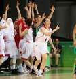 Jogadoras japonesas celebram vitória sobre o Brasil no basquete feminino  Foto: Getty Images