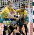 Atacante espanhola tenta passar pela defesa do Brasil  Foto: EFE