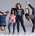 A publicidade da Gap mostrando menina branca e alta apoiando o braço na cabeça de uma menina menor e negra foi descrita por críticos como um exemplo de "racismo passivo".  Foto: Gap Kids