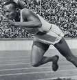 Jesse Owens, então com 23 anos, foi aos Jogos de Berlim 1936 não para bater um, mas quatro recordes olímpicos: 100 e 200 metros rasos, revezamento de 400 metros e salto em distância  Foto: Facebook / Reprodução