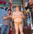 Imagem de escultura de Trump nu em NY  Foto: EFE