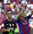 Autor de três gol nas goleada do Barça na estreia no Espanhol, o atacante Suárez levou a bola do jogo para casa  Foto: EFE