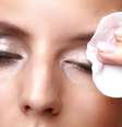 Regiões dos olhos e boca precisam de demaquilantes mais suaves  Foto: Marko Marcello/Shutterstock
