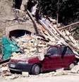 Carro é atingido por escombros após terremoto em Arquata del Tronto, na região central da Itália  Foto: EFE