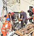 Ferido por terremoto é levado por equipe de socorro na Itália  Foto: Getty Images