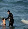Mulher usa burquini em praia na França  Foto: Getty Images