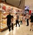 Movimentação para as compras de final de ano em um Shopping Center da zona norte da cidade de São Paulo, SP, na noite desta segunda-feira (22)  Foto: Edison Temoteo/Futura Press