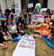 Manifestação teve até areia, espreguiçadeiras e guarda-sol  Foto: EFE
