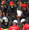Equipe de resgate remove corpo de vítima de terremoto em Amatrice, na Itália  Foto: Getty Images