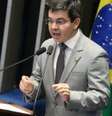  Senador Randolfe Rodrigues sofreu um princípio de desmaio provocado por início de desidratação  Foto: Agência Brasil