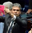 Senador Lindberg Farias protesta contra impeachment de Dilma  Foto: EFE