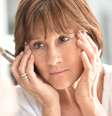 Tirar a maquiagem do rosto antes de dormir é fundamental para manter a pele  respirando  Foto: goodluz/Shutterstock