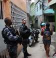 Policiais militares durante operação em comunidade do Rio de Janeiro  Foto: José Lucena/Futura Press