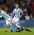 Messi sofreu marcação forte da defesa uruguaia e acabou deixando o campo com um incômodo na virilha  Foto: EFE